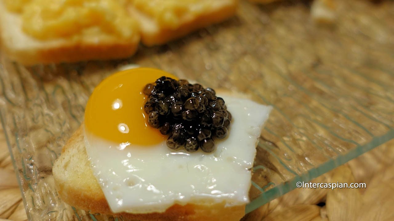 Caviar iranien servi avec oeuf de caille sur toast