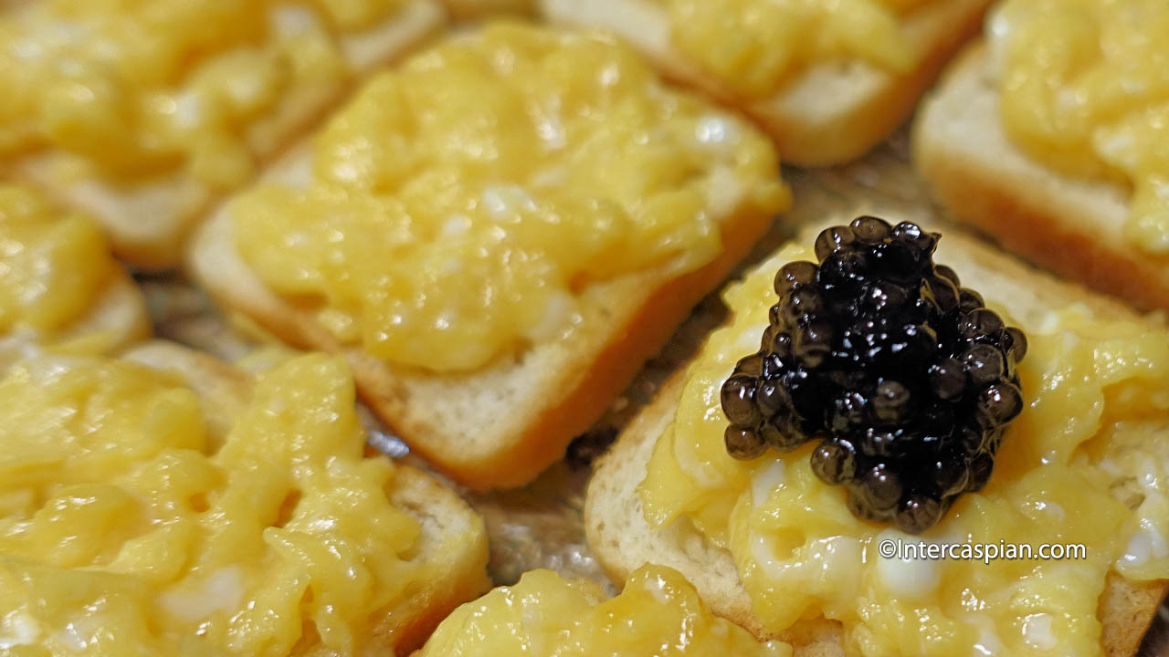 Oeuf de caille garni de caviar iranien béluga et servi sur un toast de pain blanc légèrement grillé