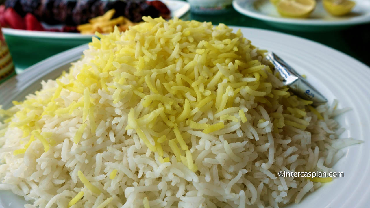 Saffron rice sprinkled over plain rice