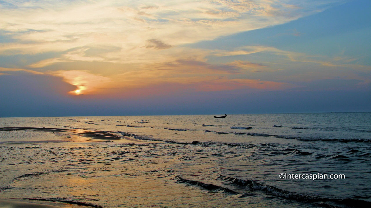 Mer Caspienne au coucher du soleil