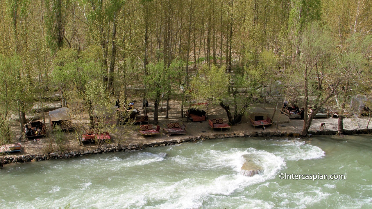 Un restaurant au bord de la rivière Karaj