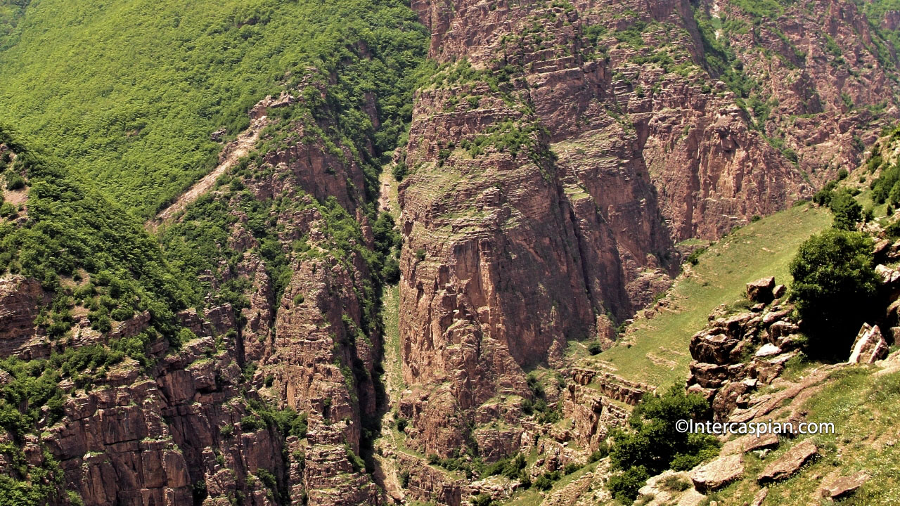 Closeup view of the canyon from Chalus road