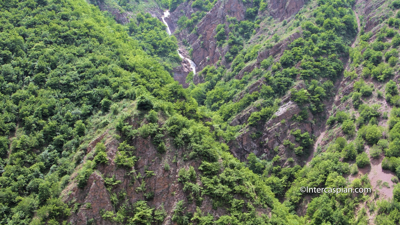 Large photo d'une chute d'eau en cascades