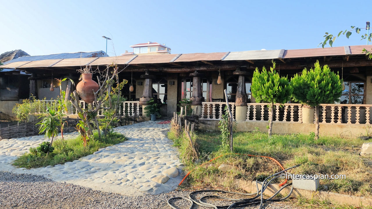 Un restaurant dans le complexe de vacances de Ramsar