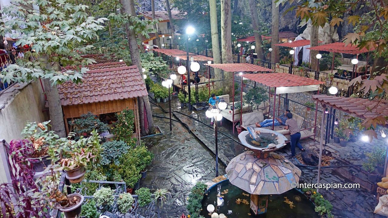 Photo d'un jardin-restaurant à flan de montagne, Darband, Téhéran