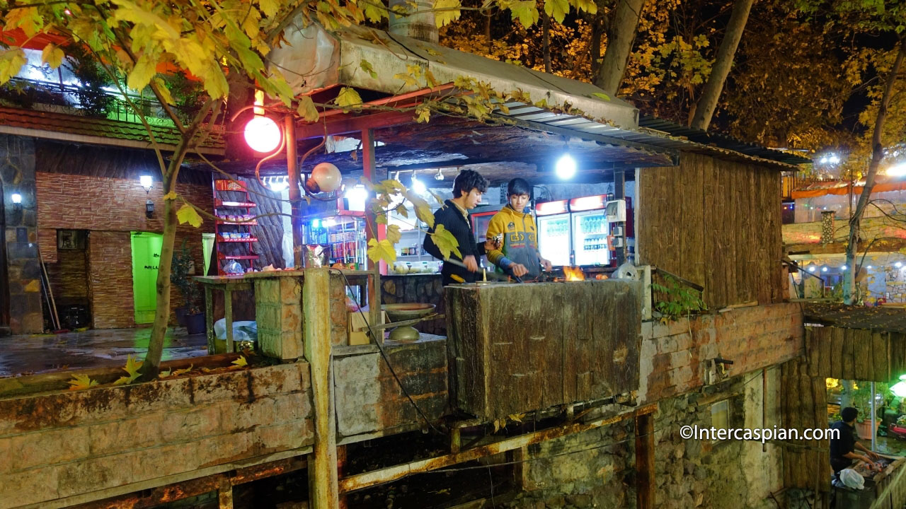 Photo d'une station de cuisson de kebab d'un jardin-restaurant, Téhéran