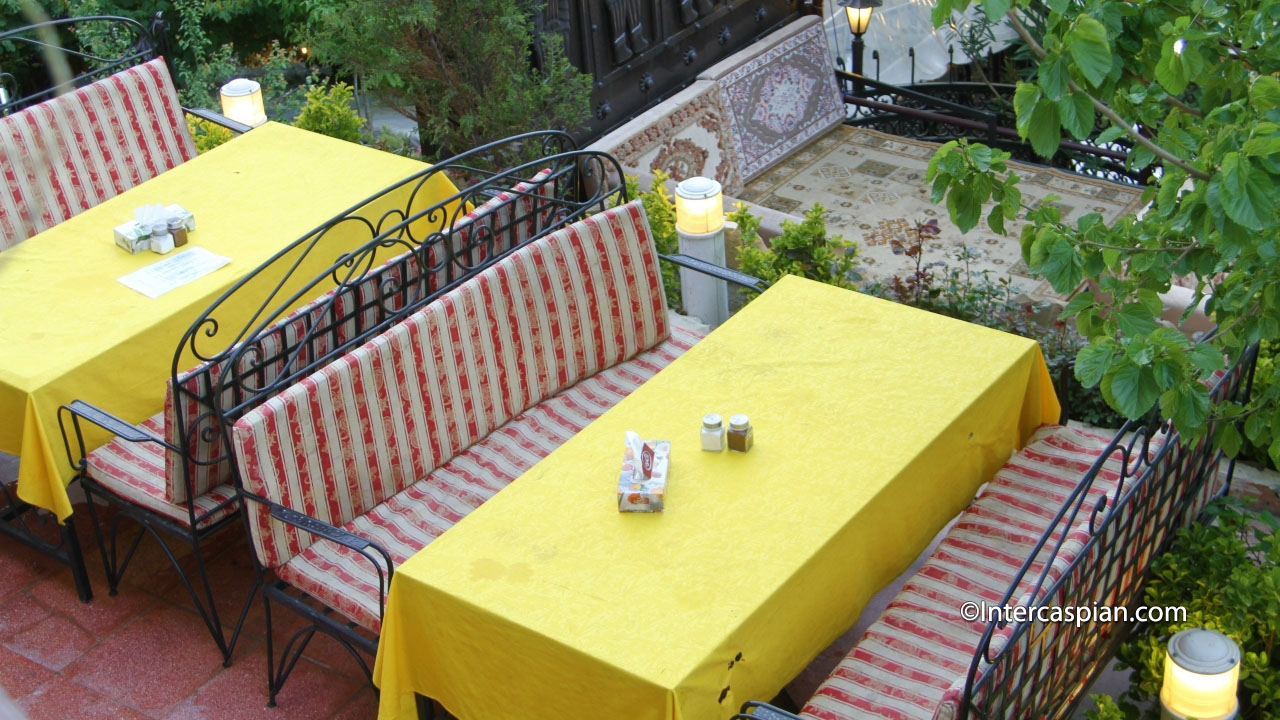 Photo de tables à manger typiques des restaurants à Sarband-Darband, Téhéran