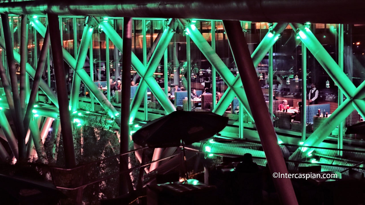 Photo nocturne du restaurant sur le pont Tabiat