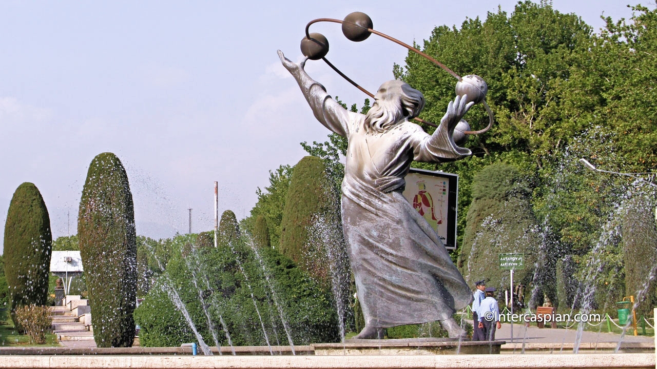Photo de la statue d'Abu Rayhan Biruni au parc Laleh