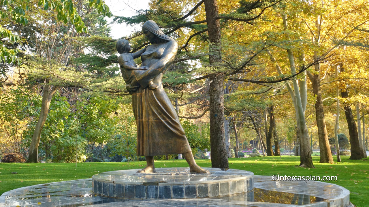 Photo de la statue de la Mère au parc Mellat