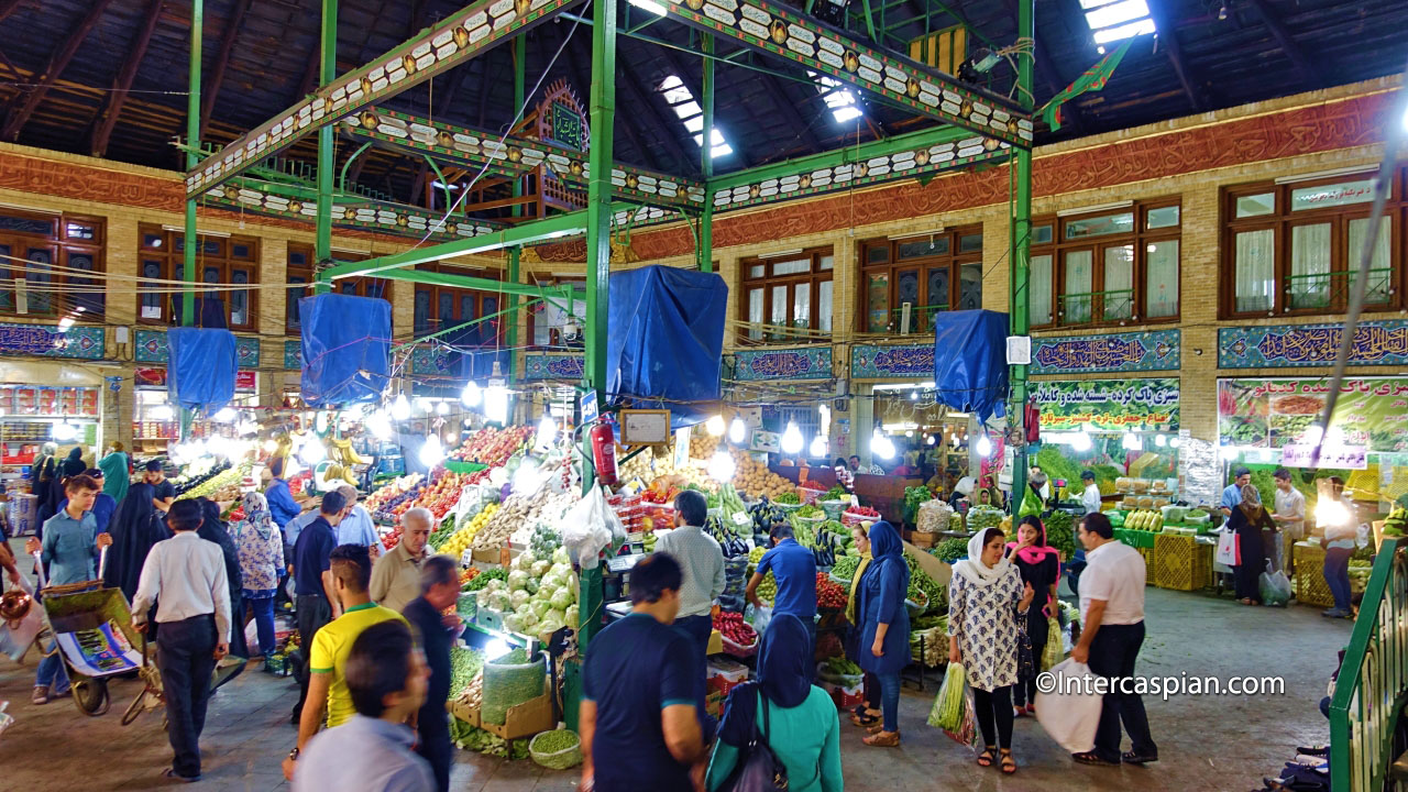 Photo du secteur des fruits et légumes frais au bazar couvert de Tajrish
