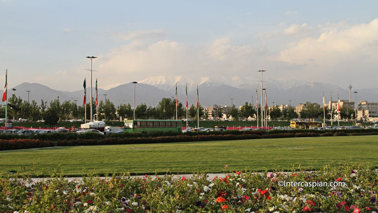 Photo de la place Azadi avec les montagnes Alborz en arrière-plan